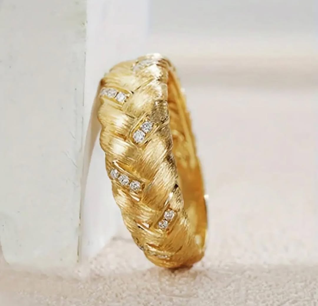 Golden Twirl Zirconia Ring